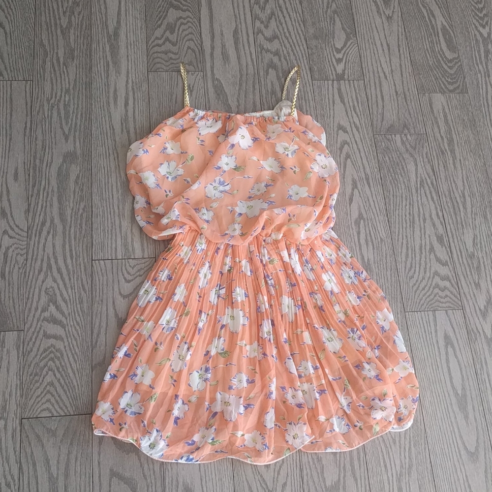 Beautiful mini dress 🌼🌹🍀 - Picture 2 of 10